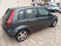 Usata Ford Fiesta Ghia 68 CV (50 kW) 2004 Grigio Utilitaria