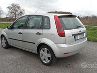 Usata Ford Fiesta 75 CV (55 kW) 2004 Grigio Utilitaria