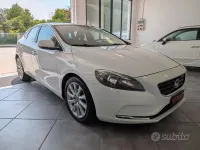 Usata Volvo V40 115 CV (84 kW) 2012 Bianco Utilitaria