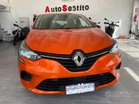 Usata Renault Clio V Techno 101 CV (74 kW) 2023 Arancione Berlina