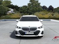 Nuova BMW 520 M Sport 197 CV (144 kW) 2026 Alpin white pastello Station wagon