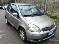 Usata Toyota Yaris 68 CV (50 kW) 2003 Grigio Utilitaria
