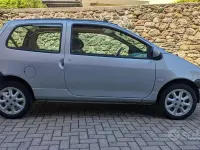 Usado Renault Twingo Authentique 58 CV (42 kW) 2001 Gris Utilitario