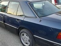 Usata Mercedes 200 136 CV (100 kW) 1993 Blu/azzurro Berlina