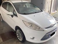 Usata Ford Fiesta Titanium 96 CV (70 kW) 2011 Bianco Utilitaria