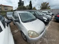 Usata Toyota Yaris 68 CV (50 kW) 1999 Grigio Utilitaria