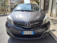 Usata Toyota Yaris 90 CV (66 kW) 2011 Grigio Utilitaria