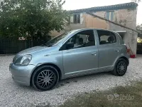 Usata Toyota Yaris 68 CV (50 kW) 2001 Grigio Berlina