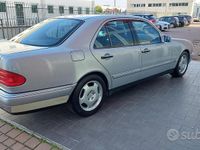 Usata Mercedes E200 Avantgarde 136 CV (100 kW) 1996 Grigio Berlina
