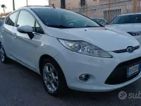 Usata Ford Fiesta Titanium 70 CV (51 kW) 2012 Bianco Berlina