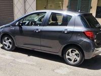 Usata Toyota Yaris Hybrid Active 75 CV (55 kW) 2015 Grigio Berlina