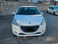 Usata Peugeot 208 Allure 68 CV (50 kW) 2015 Bianco Utilitaria