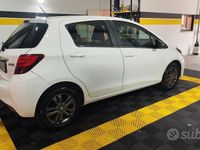 Usata Toyota Yaris Lounge 69 CV (50 kW) 2017 Bianco Berlina