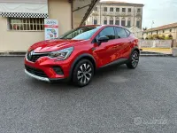 Usata Renault Captur Evolution 101 CV (74 kW) 2024 Rosso passion SUV