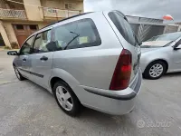 Usata Ford Focus Zetec 100 CV (73 kW) 2004 Grigio Berlina