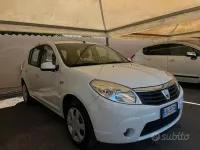 Usata Dacia Sandero Lauréate 72 CV (52 kW) 2010 Bianco Berlina