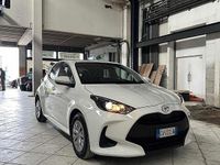 Usata Toyota Yaris Hybrid Active 92 CV (67 kW) 2024 Bianco pastello Berlina