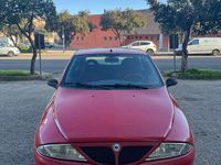 Begagnad Lancia 2000 60 HK (44 kW) 2001 Röd Sedan