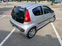 Usata Peugeot 107 Active 68 CV (50 kW) 2011 Argento Utilitaria