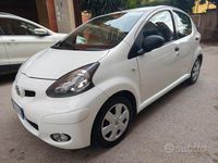 Usata Toyota Yaris Active 69 CV (50 kW) 2012 Bianco Utilitaria