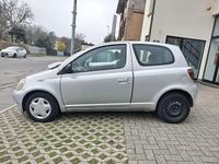 Usata Toyota Yaris Sol 68 CV (50 kW) 2001 Argento Berlina