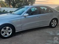 Usata Mercedes E220 Avantgarde 149 CV (109 kW) 2003 Grigio Berlina