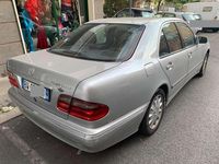 Usata Mercedes E200 163 CV (119 kW) 2001 Argento Berlina