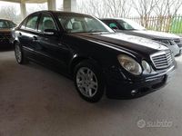 Usata Mercedes E220 150 CV (110 kW) 2005 Blu Berlina