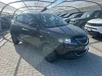 Usata Lancia Ypsilon Gold 69 CV (50 kW) 2022 Grigio scuro Utilitaria