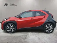 Usata Toyota Aygo X Lounge 72 CV (52 kW) 2022 Chili red & black SUV