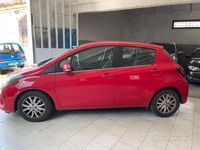 Usata Toyota Yaris Lounge 90 CV (66 kW) 2015 Rosso Berlina