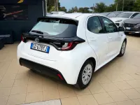 Usata Toyota Yaris Hybrid 92 CV (67 kW) 2021 Bianco Berlina
