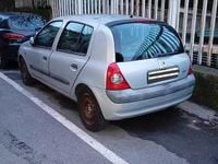 Usado Renault Clio II 58 CV (42 kW) 2002 Gris Berlina