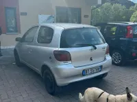 Usata Toyota Yaris 86 CV (63 kW) 2001 Grigio Berlina