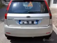 Usata Ford Fiesta Ghia 68 CV (50 kW) 2005 Grigio Utilitaria