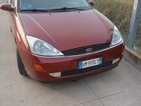 Begagnad Ford Focus 100 HK (73 kW) 2001 Röd Sedan
