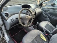 Usado Toyota Yaris 68 CV (50 kW) 2002 Plateado Berlina