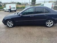 Usata Mercedes C220 125 CV (91 kW) 2001 Blu Berlina