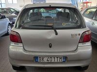 Usata Toyota Yaris 68 CV (50 kW) 2000 Grigio Berlina