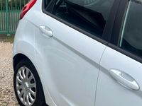 Usata Ford Fiesta Titanium 95 CV (69 kW) 2012 Bianco Utilitaria