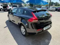 Usata Volvo V40 115 CV (84 kW) 2012 Nero Utilitaria