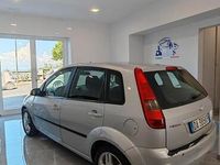 Usata Ford Fiesta Ghia 75 CV (55 kW) 2006 Argento Utilitaria