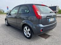 Usata Ford Fiesta Ghia 68 CV (50 kW) 2008 Grigio Utilitaria