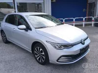 Usata VW Golf VIII Style 131 CV (96 kW) 2022 Grigio metallizzato Berlina