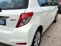 Usata Toyota Yaris Lounge 90 CV (66 kW) 2012 Bianco Berlina