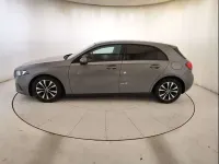 Usata Mercedes A160 Executive 109 CV (80 kW) 2021 Grigio scuro met. Utilitaria