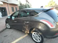 Usata Lancia Delta 120 CV (88 kW) 2010 Marrone Utilitaria