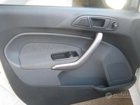 Usata Ford Fiesta 70 CV (51 kW) 2009 Bianco Utilitaria