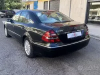 Usata Mercedes E220 Elegance 150 CV (110 kW) 2002 Grigio Berlina