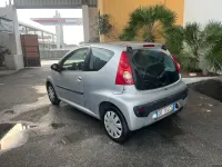 Usata Peugeot 107 67 CV (49 kW) 2006 Argento Utilitaria